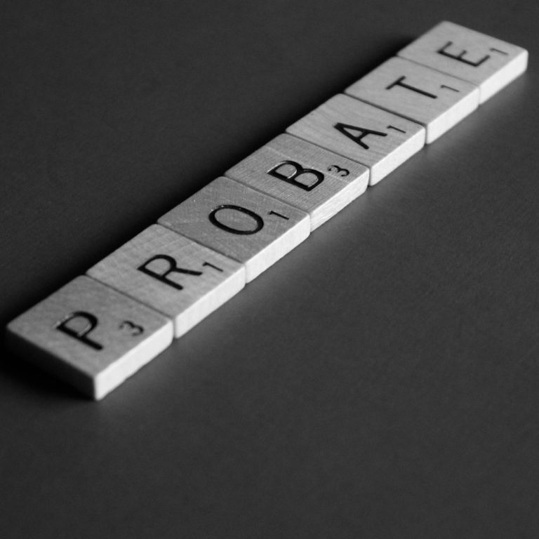Letras en blanco y negro formando la palabra "PROBATE" sobre un fondo oscuro.